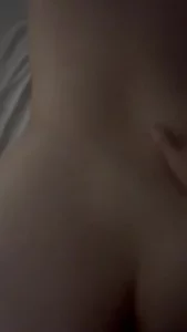 小唯菜在凸轮上享受几个亚洲creampies