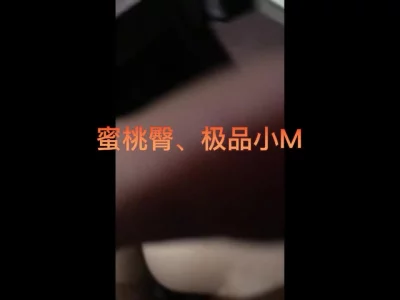 舌钉酷酷兔牙妹妹特别阴蒂长得像屌撸起来被炮友一顿摸刚刮的毛肥阴唇