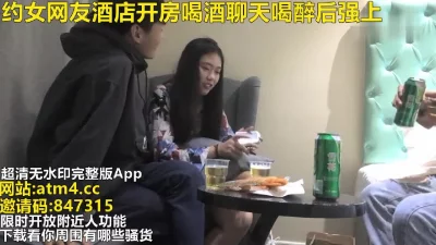 小区气质短发美少妇打牌输钱后和牌友一起宾馆开房还债躺在床上等待插入操的受不了直求饶