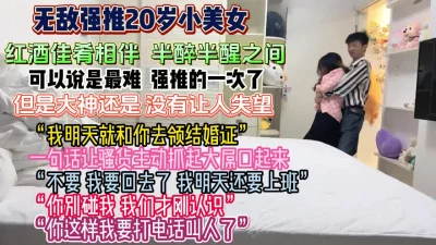 商业步行街一路跟踪抄底JK裙黑丝小美女上楼梯的时候被她发觉了是不是在发信息叫人呢